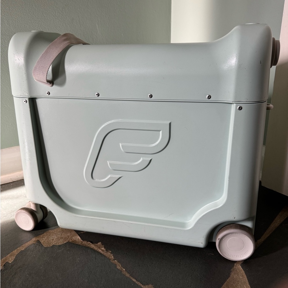 JetKids by Stokke Green Ride-On Suitcase